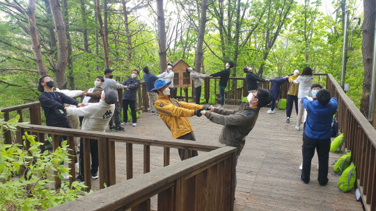 국립산림치유원에서 코로나19 대응 인력들이 '숲 치유 지원사업'에 참여해 치유의 시간을 갖고 있다.  산림청 제공
